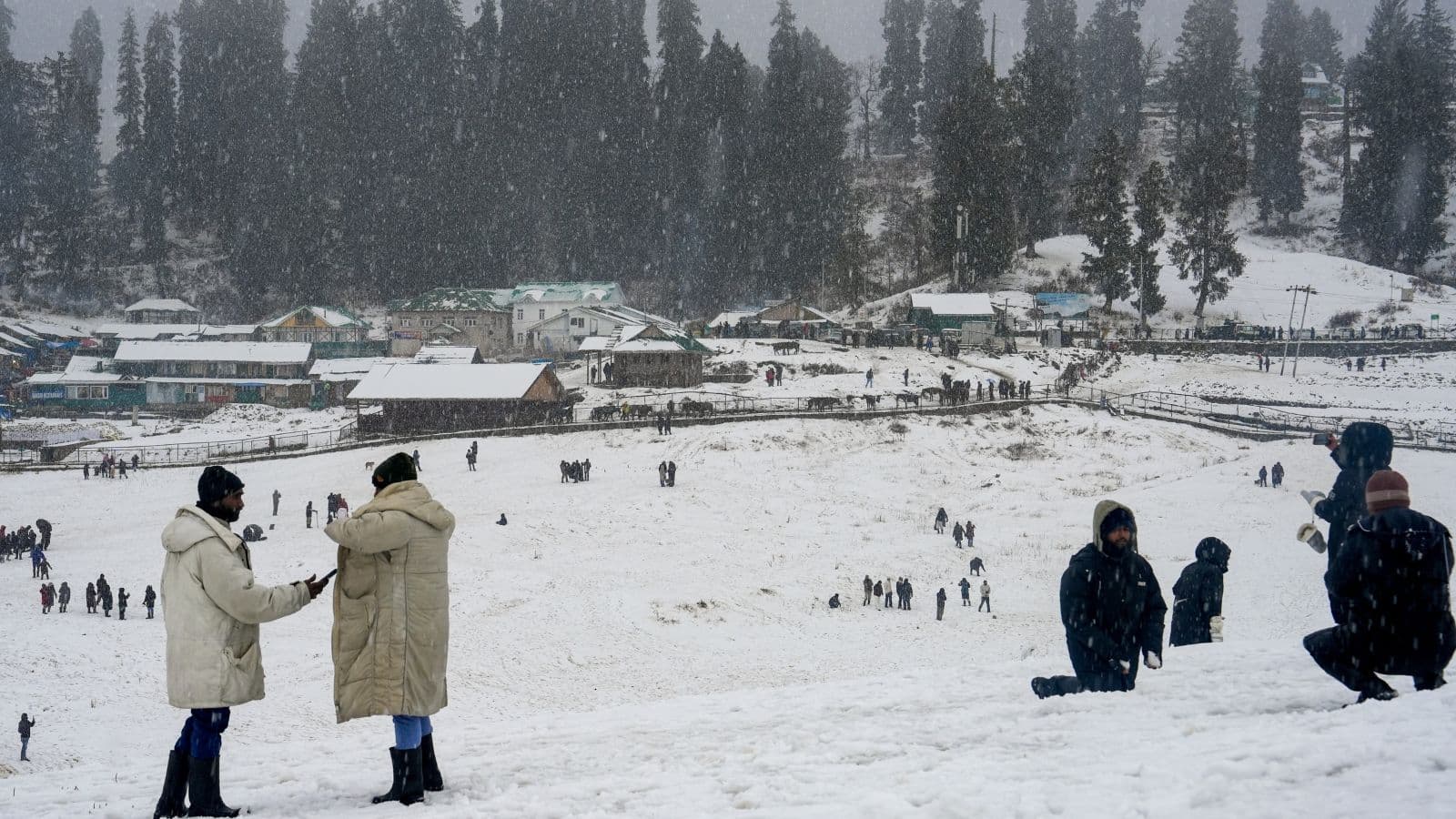 Chillai Kalan begins with season’s first snowfall, breaking Kashmir’s long dry spell