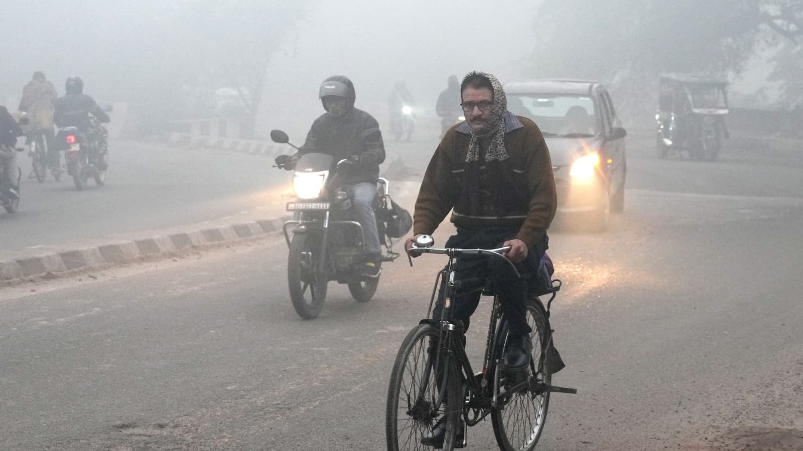 Dense fog, cold wave conditions persist in parts of North India; Srinagar shivers at 0.4 degrees ahead of Chill-e-Kalan