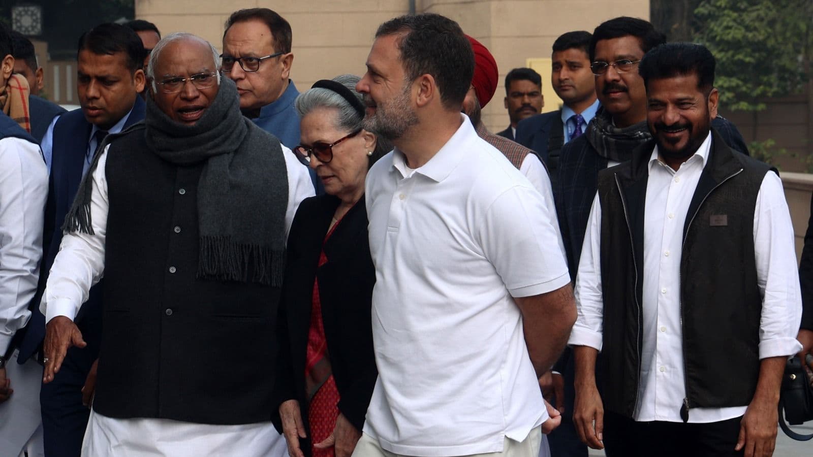 Congress chief Kharge slams attacks on Hindus in Bangladesh at CWC meet