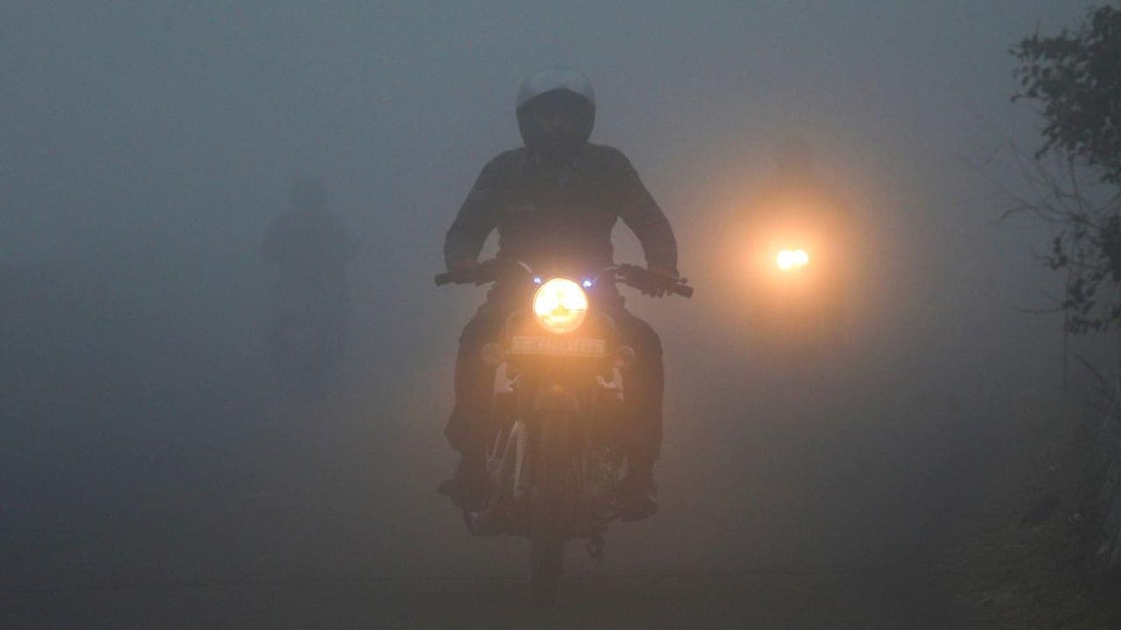 Weather Today Live Updates: Delhi AQI plummets, Himachal gets yellow fog alert while Kashmir enters ‘Chillai-Kalan’
