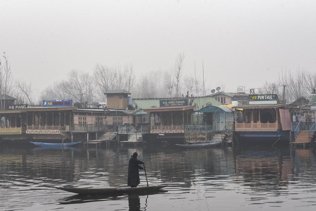 Watch: Lack of snowfall leaves tourists disappointed in Kashmir