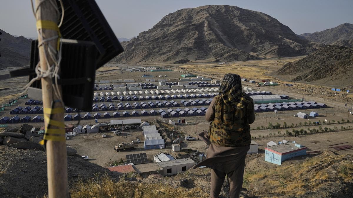 Five Pakistani police personnel killed in bombing, shooting attack