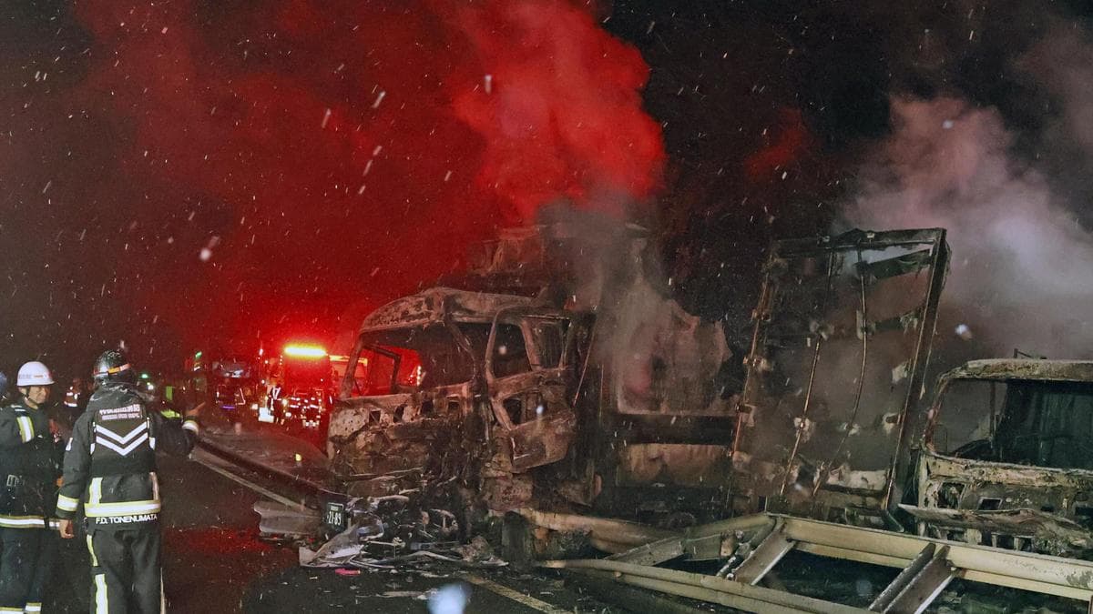 Massive crash on highway in Japan kills 1 person, injures 26 as the holiday season starts
