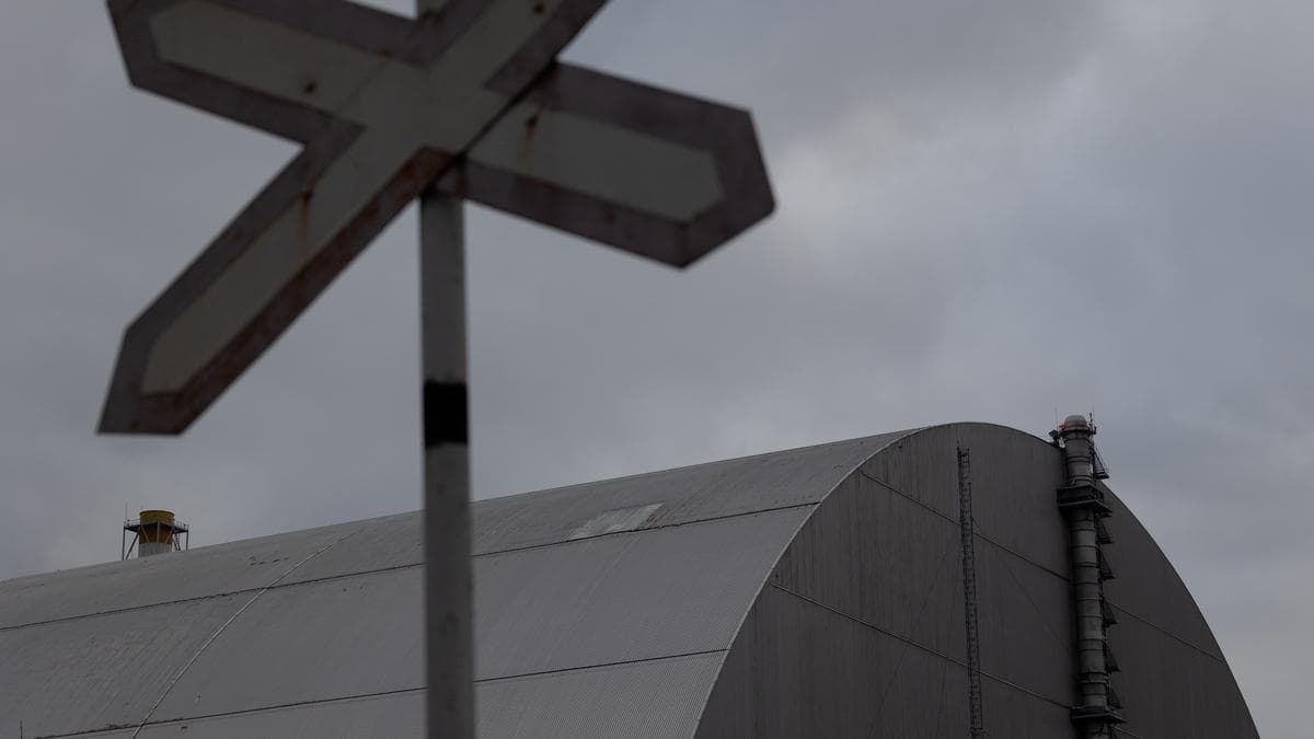 Russian strike could collapse Chernobyl shelter: plant director