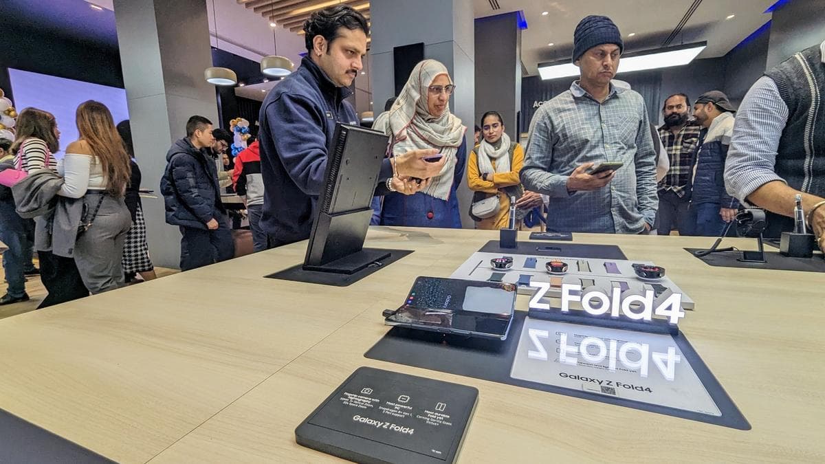 Smartphone retailers forced to pay salaries out of their savings as sales dry up